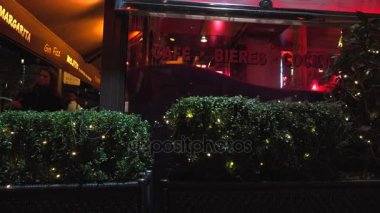 Paris, Fransa, yaklaşık 22 Aralık: Champs Elysees Paris ışıklı Noel ve zafer takı için arka planda