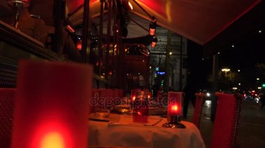 Paris, Fransa, yaklaşık 22 Aralık: Champs Elysees Paris ışıklı Noel ve zafer takı için arka planda