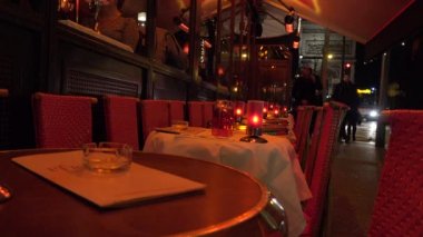 Paris, Fransa, yaklaşık 22 Aralık: Champs Elysees Paris ışıklı Noel ve zafer takı için arka planda