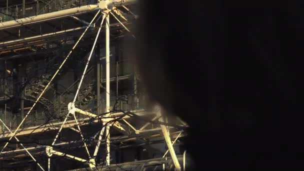 Париж, Франція, близько 22 грудня: Єлисейських полів у Парижі висвітлювати для Різдва і Тріумфальна арка у фоновому режимі — стокове відео