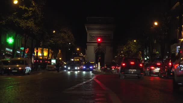 París, Francia, alrededor del 22 de diciembre: Campos Elíseos en París iluminados para Navidad y Arco Triunfal en segundo plano — Vídeos de Stock