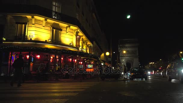 Parijs, Frankrijk, circa 22 December: Champs Elysées in Parijs verlicht voor Kerstmis en de triomfboog in de achtergrond — Stockvideo