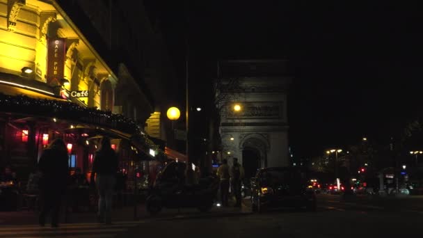 Parijs, Frankrijk, circa 22 December: Champs Elysées in Parijs verlicht voor Kerstmis en de triomfboog in de achtergrond — Stockvideo