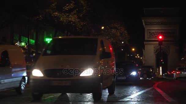 Parijs, Frankrijk, circa 22 December: Champs Elysées in Parijs verlicht voor Kerstmis en de triomfboog in de achtergrond — Stockvideo