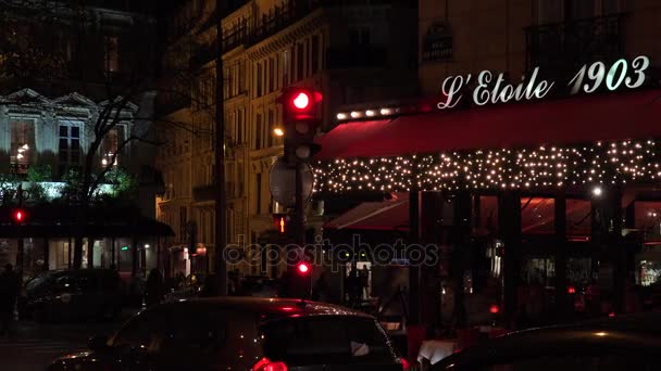 巴黎, 法国, 大约 12月22日: 香榭丽舍大街在巴黎照亮圣诞节和凯旋门的背景 — 图库视频影像