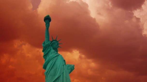 Άγαλμα της ελευθερίας, με σύννεφα και επιπτώσεις στη Νέα Υόρκη, ultra hd 4k, πάροδο του χρόνου — Αρχείο Βίντεο
