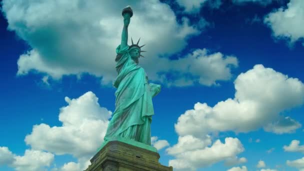 Vrijheidsbeeld, met wolken en effecten in New York, ultra hd 4k, time-lapse — Stockvideo