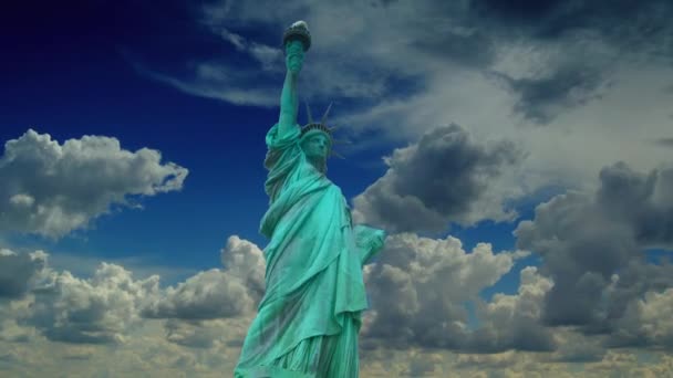 Estátua da Liberdade, com nuvens e efeitos em Nova York, ultra hd 4k, lapso de tempo — Vídeo de Stock