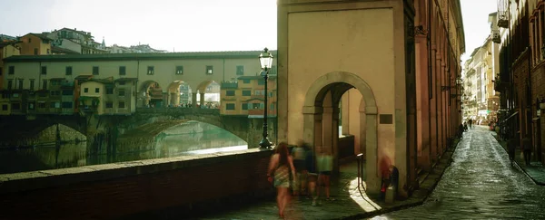 Rue près du vieux pont Ponte Vecchio, Florence, Italie — Photo