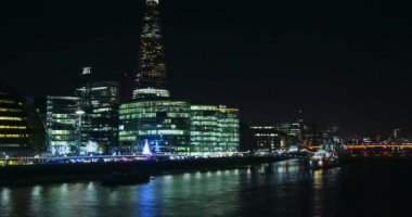 Thames Nehri üzerinde Londra manzarası