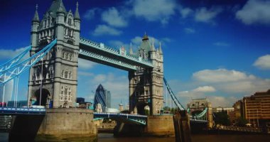 Tower Bridge şehir bölgesi, mavi gökyüzü, zaman atlamalı ile güneşli bir günde