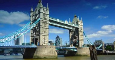 Tower Bridge şehir bölgesi, mavi gökyüzü, zaman atlamalı ile güneşli bir günde