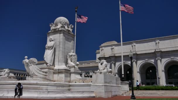 WASHINGTON, DC, USA - Circa 2017: Columbus Fountain es una obra de arte pública del escultor estadounidense Lorado Taft, ubicada en Union Station en Washington, D.C. . — Vídeos de Stock