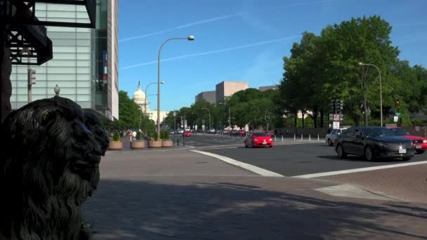 ВАШИНГТОН, ОКРУГ КОЛУМБИЯ. Здание Капитолия США на Пенсильвания Авеню с автомобилями и пешеходами на переднем плане — стоковое видео