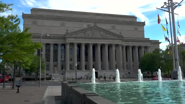 WASHINGTON DC, EE.UU. - CIRCA 2017: El edificio de los Archivos Nacionales en el centro de DC. La Administración Nacional de Archivos y Registros es una agencia independiente del gobierno de los Estados Unidos. . — Vídeos de Stock