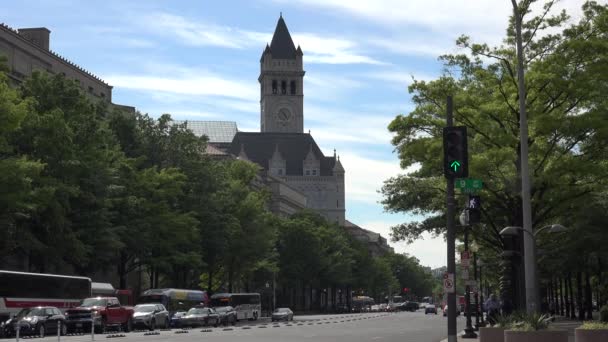 Washington Dc, Verenigde Staten - Circa 2017. Gebouw aan de Pennsylvania Avenue met verkeer auto's en voetgangers op voorgrond — Stockvideo