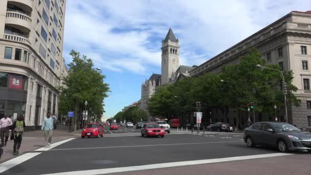WASHINGTON DC, EUA - Circa 2017. Edifício na Avenida Pensilvânia com carros de trânsito e pedestres em primeiro plano — Vídeo de Stock