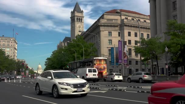 Washington Dc, Verenigde Staten - Circa 2017. Gebouw aan de Pennsylvania Avenue met verkeer auto's en voetgangers op voorgrond — Stockvideo