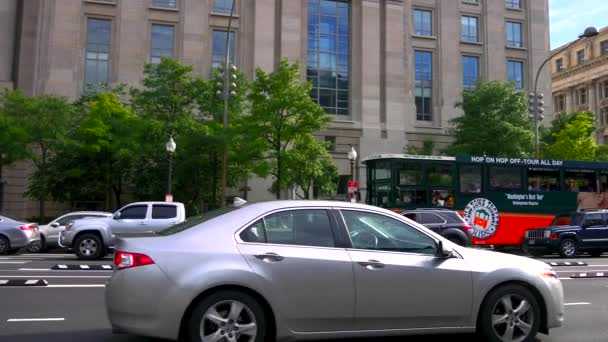 WASHINGTON DC, USA- Circa 2017. Building at the Pennsylvania Avenue with traffic cars and pedestrians in foreground — Stock Video