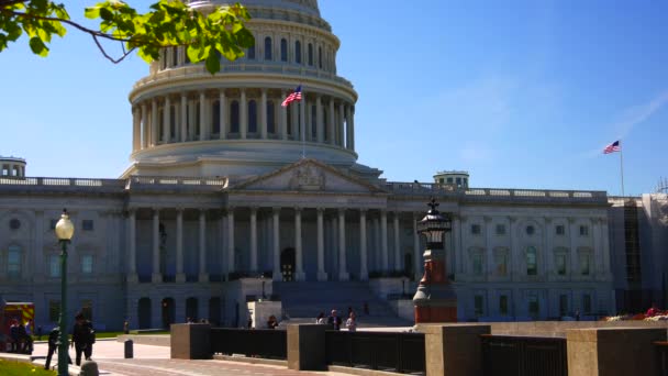 WASHINGTON, DC, USA - Circa 2017: El Capitolio de los Estados Unidos, a menudo llamado el Capitolio, es el hogar del Congreso de los Estados Unidos, y la sede del poder legislativo del gobierno federal de los Estados Unidos . — Vídeo de stock