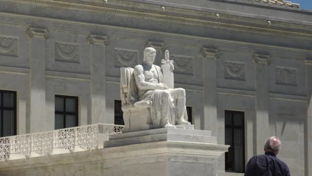 Washington DC - Circa 2017: Edificio de la Corte Suprema de Estados Unidos filmado en un brillante día de verano en Washington DC , — Vídeos de Stock