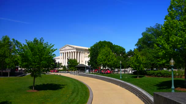 华盛顿特区-约 2017: 美国最高法院大楼拍摄在一个晴朗的夏日在华盛顿特区, — 图库视频影像