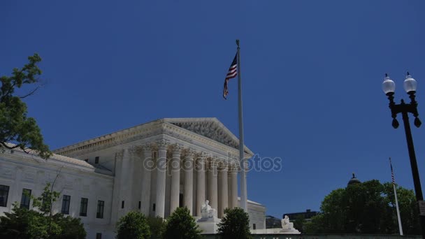 Washington Dc - Circa 2017: Ongebonden staten Supreme Court Building geschoten op een mooie zomerdag in Washington Dc, — Stockvideo