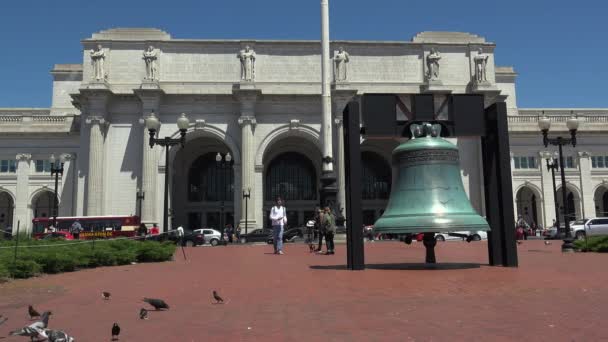 Liberty Bell Ρεπλίκα Μπροστά Από Σταθμό Union Στην Washington — Αρχείο Βίντεο