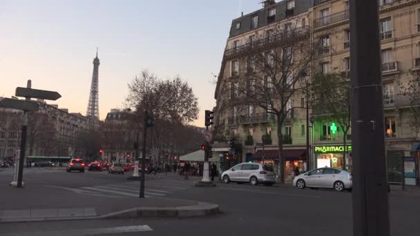 PARIS, FRANCE - vers 2017 : circulation au carrefour de la tour Eiffel en soirée. Lieux touristiques célèbres et destinations touristiques romantiques en Europe — Video