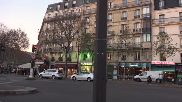 Paris, Frankrike-circa 2017: trafik vid korsningen med Eiffeltornet på kvällen. Berömda turistiska platser och romantiska resmål i Europa — Stockvideo