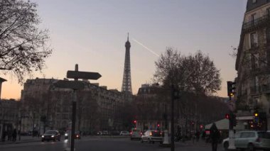 Paris, Fransa-2017 yaklaşık: akşam Eyfel Kulesi ile kavşak trafik. Seyahat Yerler Avrupa'nın ünlü turistik yerler ve romantik