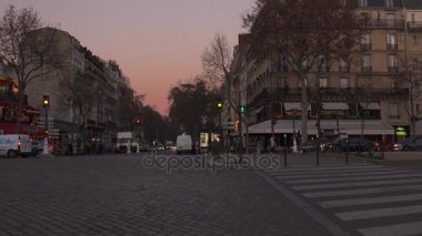 Paris, Fransa-2017 yaklaşık: şehir Sokak Manzaralı kırmızı Restoran, açık kafe ve yol, ultra hd 4 k geçiş insanlar