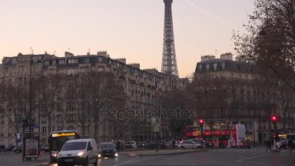 PARIGI, FRANCIA - circa 2017: Traffico all'incrocio con la torre Eiffel la sera. Luoghi turistici famosi e mete turistiche romantiche in Europa — Video Stock