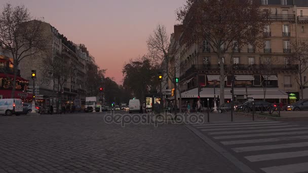 PARIS, FRANCE - circa 2017 : Rue de la ville avec vue sur le restaurant rouge, café en plein air et les personnes traversant la route, ultra hd 4k — Video
