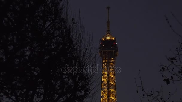 Paris, Frankrijk - circa 2017: Eiffeltoren lichtprestaties Toon in de schemering. De Eiffeltoren is het meest bezochte monument van Frankrijk. Uitzicht op de Eiffeltoren Lichtschermbewaking cat.2 Show in Parijs. — Stockvideo