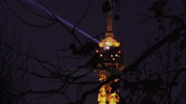 Paris, Fransa - 2017 yaklaşık: Eyfel Kulesi ışık performansı göstermek alacakaranlıkta. Eyfel Kulesi, Fransa'nın en çok ziyaret edilen anıt olduğunu. Paris'te Eyfel Kulesi ışık demeti şovdaki görünümü.
