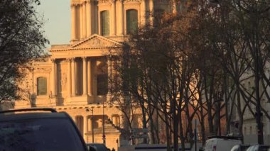 Paris, Fransa - 2017 yaklaşık: Les Invalides (sakatlar Ulusal Konut). Müze ve anıtlarının Paris, gün batımı görünümü bir kompleks olduğunu