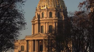 Paris, Fransa - 2017 yaklaşık: Les Invalides (sakatlar Ulusal Konut). Müze ve anıtlarının Paris, gün batımı görünümü bir kompleks olduğunu
