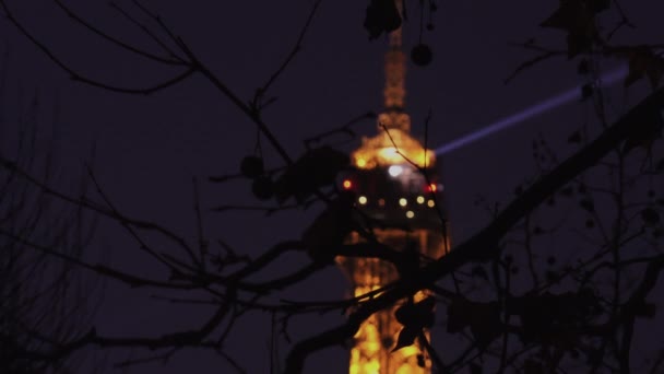 Paris, Frankreich - ca. 2017: Lichtshow des Eiffelturms in der Abenddämmerung. der eiffelturm ist das meistbesuchte denkmal Frankreichs. Blick auf die Lichtshow des Eiffelturms in Paris. — Stockvideo