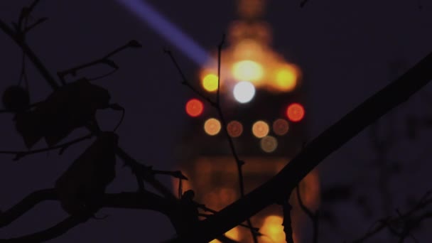 Paříž, Francie - cca 2017: Eiffelova věž světelné představení za soumraku. Eiffelova věž je nejnavštěvovanější památkou Francie. Pohled na Eiffelovku světelného paprsku Show v Paříži. — Stock video