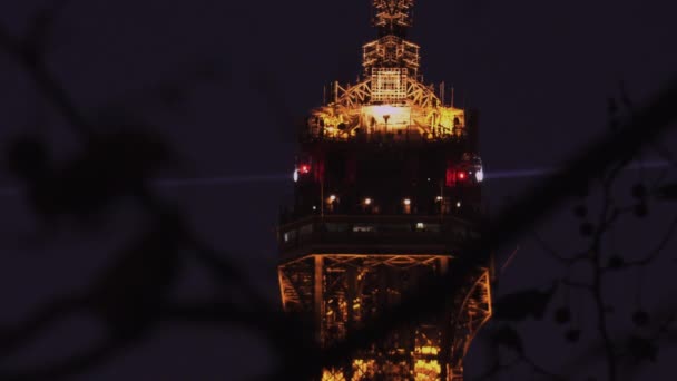 PARIGI, FRANCIA - circa 2017: Eiffel Tower Light Performance Show al tramonto. La torre Eiffel è il monumento più visitato della Francia. Vista sulla Torre Eiffel Light Beam Show a Parigi . — Video Stock