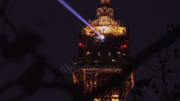 Paris, Francja - circa 2017: Wieża Eiffla Pokaż wydajność światła o zmierzchu. Wieża Eiffla jest najczęściej odwiedzanym zabytkiem Francji. Widok na wieżę Eiffla wiązki światła Show w Paryżu. — Wideo stockowe
