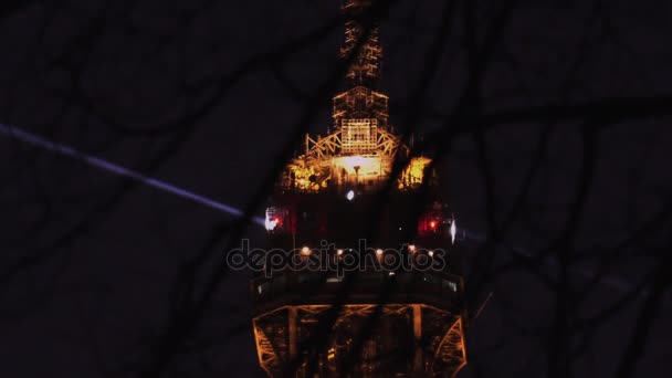 Paris, Francja - circa 2017: Wieża Eiffla Pokaż wydajność światła o zmierzchu. Wieża Eiffla jest najczęściej odwiedzanym zabytkiem Francji. Widok na wieżę Eiffla wiązki światła Show w Paryżu. — Wideo stockowe