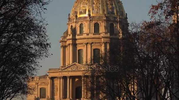 Paris, Fransa - 2017 yaklaşık: Les Invalides (sakatlar Ulusal Konut). Müze ve anıtlarının Paris, gün batımı görünümü bir kompleks olduğunu — Stok video