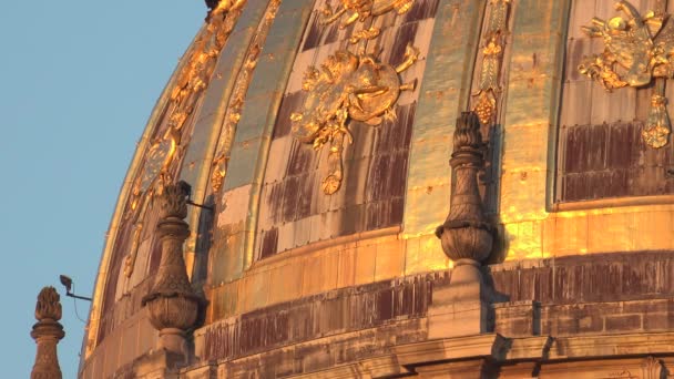 Paris, Frankrijk - circa 2017: Les Invalides (de nationale residentie van de zieken). Het is een complex van musea en monumenten in Parijs, zonsondergang — Stockvideo