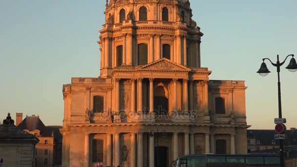 PARIS, FRANCE - sekitar tahun 2017: Les Invalides (The National Residence of the Invalids). Ini adalah kompleks museum dan monumen di Paris, pemandangan matahari terbenam — Stok Video