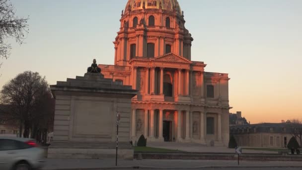 Paris, Francja - circa 2017: Les Invalides (krajowych pobytu inwalidów). Jest to kompleks muzeów i zabytków w Paryżu, zachód słońca — Wideo stockowe