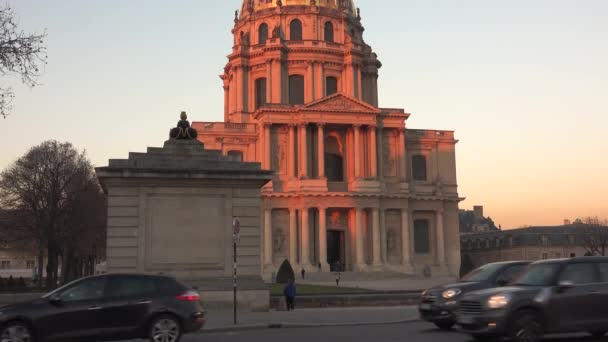 Париж, Франція - близько 2017: Дім інвалідів (Національна резиденції на інвалідів). Це являє собою комплекс музеїв і пам'яток Парижа, панорамою заходу сонця — стокове відео