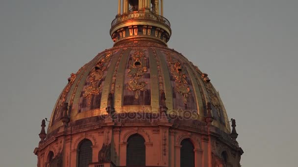 Paris, Francja - circa 2017: Les Invalides (krajowych pobytu inwalidów). Jest to kompleks muzeów i zabytków w Paryżu, zachód słońca — Wideo stockowe