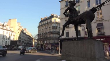 Paris, Fransa-2017 yaklaşık: Art Nouveau heykel tarafından ünlü sanatçı Cesar, 5 feet yüksek, Centaure 1985'te yüklü ve kare Michel Debre içinde yer alan.